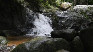 Kaya önplanlı şelale, doğa arkaplan