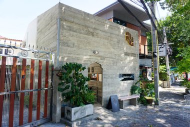 CHONBURI, THAILAND - 11 Kasım 2024 'te Bangsaen, Chonburi, Tayland' da Cafe cephesi