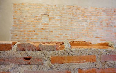 Ön planda tuğla duvar ve kırmızı tuğla dokunun yüzeyini soyun