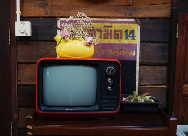CHONBURI, THAILAND - 29 OCT: Eski televizyon 19 Ekim 2024 'te Chonburi, Tayland' da ahşap duvarla süslendi