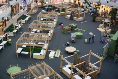 BANGKOK, THAILAND - 17 DEC: 17 Aralık 2024 'te Bangkok, Tayland' da Moo Deng festivali için alışveriş merkezindeki hazırlık alanı