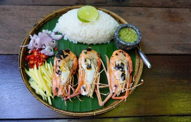 Pirinçli ızgara karides ve baharatlı deniz ürünleri sosu. Geleneksel Tayland yemeği.