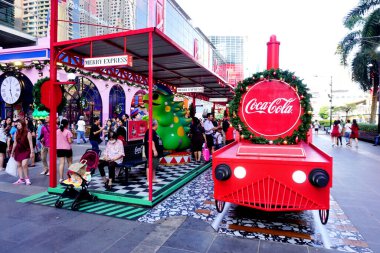 BANGKOK, THAILAND - 8 DEC: Coca Cola treni Noel kutlaması için 8 Aralık 2024 tarihinde Merkez Dünya, Bangkok, Tayland
