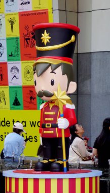 BANGKOK, THAILAND - 8 DEC: Büyük oyuncak asker 8 Aralık 2024 tarihinde Bangkok, Tayland 'da Central World Merry ville etkinliğinde sergilendi