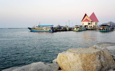 CHONBURI, THAILAND - 15 Ocak 2024 'te Sriracha limanı, Chonburi, Tayland' daki iskeledeki feribot iskelesinde.