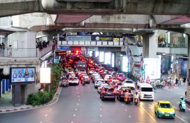 BANGKOK, THAILAND - 8 DEC: 8 Aralık 2024 'te Bangkok, Tayland' da Siam Meydanı 'nda tren istasyonunun altında trafik