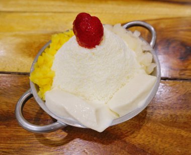 Kore buzlu tatlısı, meyve ve jöleli Bingsu.