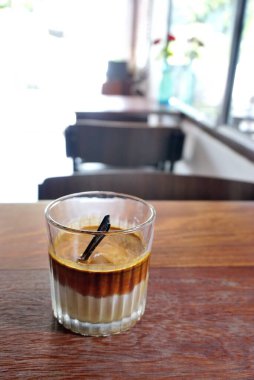 Ahşap masada kirli kahve.