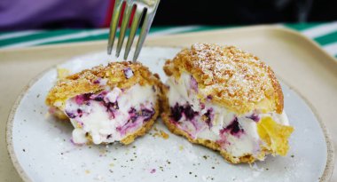 Tepside dondurma choux sandviçi