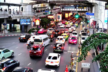 BANGKOK, THAILAND - 8 DEC: 8 Aralık 2024 tarihinde Bangkok, Tayland 'da Chaloem Phao kavşağında gökyüzü tren yapısı altında trafik sıkışıklığı