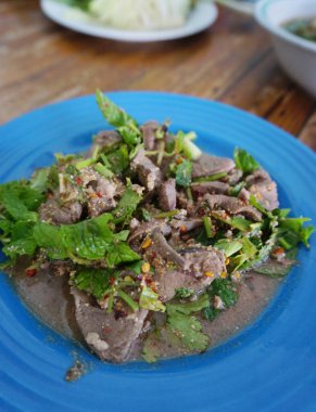 Baharatlı domuz ciğeri salatası, Tayland baharatlı yemek menüsü.