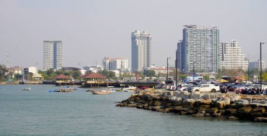 CHONBURI, THAILAND - 4 Şubat 2025 tarihinde Si racha, Chonburi, Tayland 'da Koh Loi Adası' ndan Si racha şehrine park alanı önü ile görüntülenmiştir.