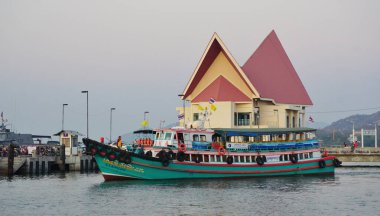 CHONBURI, THAILAND - 15 JAN : Ferry boat mooring at port on 15 January 2025 in Si racha, Chonburi, Thailand clipart