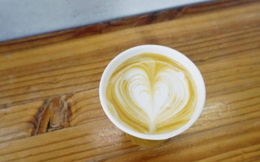 Ahşap masa üzerinde sıcak Latte Kahve Kupası