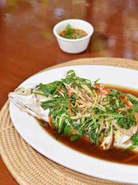 Soya soslu buğulanmış levrek.