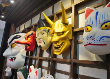 Geleneksel Japon maskesi Kabuki maskesi duvarda.