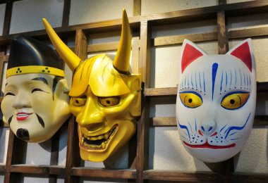 Geleneksel Japon maskesi Kabuki maskesi duvarda.