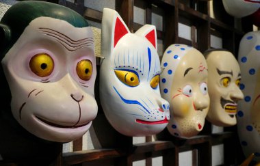 Geleneksel Japon maskesi Kabuki maskesi duvarda.