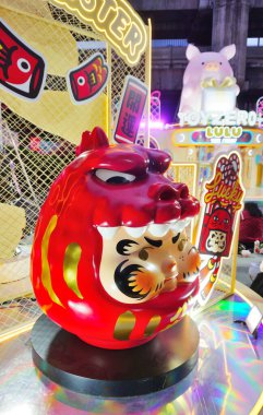 BANGKOK, THAILAND - 8 DEC: PP X MONSTER Lucky Daruma (Fortune Edition) 8 Aralık 2024 tarihinde Tayland 'ın Bangkok kentinde Siam Discovery' de sergilenmektedir.