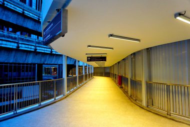 BANGKOK, THAILAND - 8 DEC: 8 Aralık 2024 'te Bangkok, Tayland' da ışıklandırmalı yürüyüş yolu köprüsü manzarası