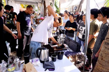 CHONBURI, THAILAND - 18 HAZİRAN: Barista BangSaen plajı, Chonburi, Tayland