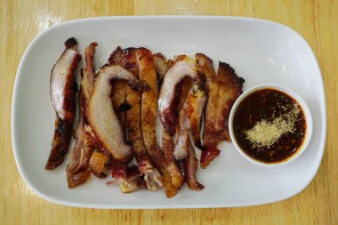 Beyaz tabakta ızgara domuz eti, Tayland yemeği.