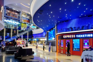 CHONBURI, THAILAND - 11 MAR: 21 Mart 2025 tarihinde Pattaya, Chonburi, Tayland 'daki Pattaya alışveriş merkezindeki SF Sinemasında ekspres bilet