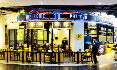 CHONBURI, THAILAND - 11 MAR: 11 Mart 2025 'te Pattaya, Chonburi, Tayland' da alışveriş merkezinde turistle restoran