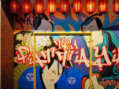 CHONBURI, THAILAND - 11 MAR: 11 Mart 2025 'te Pattaya, Chonburi, Tayland' da duvarda fenerle Japon vintage grafik sanat dekorasyonu