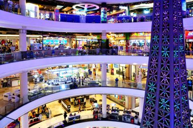 CHONBURI, THAILAND - 11 MAR: 11 Mart 2025 tarihinde Pattaya, Chonburi, Tayland 'daki Pattaya alışveriş merkezindeki yürüyen merdivenden perspektif