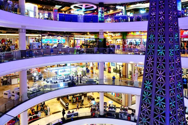 CHONBURI, THAILAND - 11 MAR: 11 Mart 2025 tarihinde Pattaya, Chonburi, Tayland 'daki Pattaya alışveriş merkezindeki yürüyen merdivenden perspektif