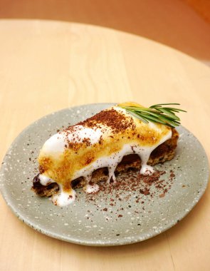 Marşmelov ve çikolatalı keki yakın plan çek.