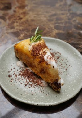 Lokum ve çikolatalı kek tepside, güzel fırın.