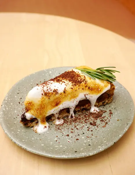 Marşmelov ve çikolatalı keki yakın plan çek.