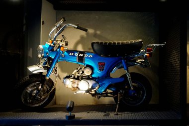 Rayong, Tayland - 17 APR: Honda Dax klasik motosiklet galerisi 17 Nisan 2025 tarihinde Rayong, Tayland