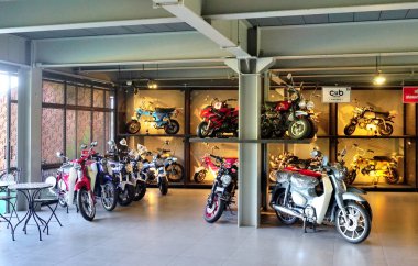 Rayong, Tayland - 17 APR: 17 Nisan 2025 tarihinde Rayong, Tayland 'da galeride Honda motorsiklet grubu