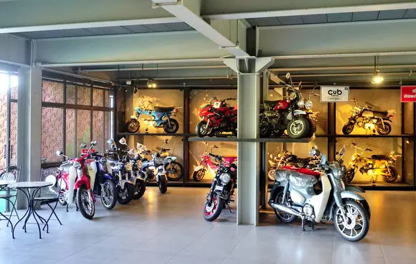 Rayong, Tayland - 17 APR: 17 Nisan 2025 tarihinde Rayong, Tayland 'da galeride Honda motorsiklet grubu