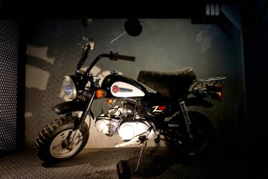 Rayong, Tayland - 17 APR: 1995 Honda Z50 mini motosikletinin 17 Nisan 2025 tarihinde Rayong, Tayland