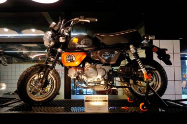 Rayong, Tayland - 17 APR: 17 Nisan 2025 tarihinde Rayong, Tayland 'da Honda Monkey mini motosiklet Dragonball sürümünün yakın çekimi