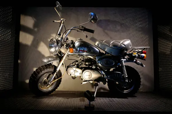 Rayong, Tayland - 17 APR: 1981 Honda Z50 Tokyo Limited Edition mini motosikletinin 17 Nisan 2025 tarihinde Rayong, Tayland