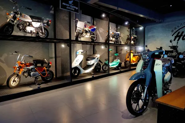 Rayong, Tayland - 17 APR: Honda Super Cub C125 'in 17 Nisan 2025' te Rayong, Tayland 'da küçük motosiklet galerisi arka planıyla yakın plan çekimi