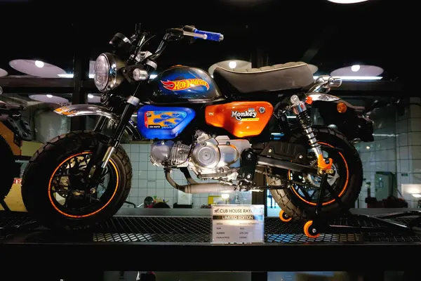 Rayong, Tayland - 17 APR: 17 Nisan 2025 'te Rayong, Tayland' da Honda Monkey mini motosiklet Hot Wheels sürümünün yakın çekimi