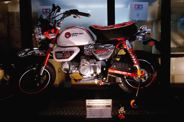 Rayong, Tayland - 17 APR: 17 Nisan 2025 'te Rayong, Tayland' da Honda Monkey Astro Boy Limited Edition mini motosikletinin yakın çekimi