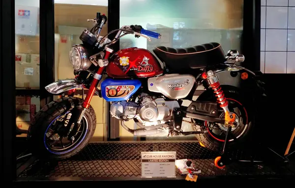 Rayong, Tayland - 17 APR: 17 Nisan 2025 'te Rayong, Tayland' da Honda Monkey D. Luffy Edition mini motosikletinin yakın çekimi