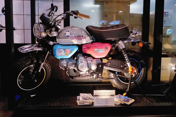 Rayong, Tayland - 17 APR: 17 Nisan 2025 tarihinde Tayland, Rayong 'da Honda Monkey Tony Chopper Edition mini motosikletinin yakın çekimi