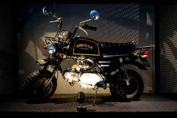 Rayong, Tayland - 17 APR: 1985 Honda Gorilla Z50J mini motosikletinin 17 Nisan 2025 tarihinde Rayong, Tayland