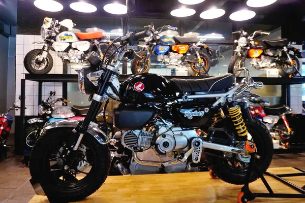 Rayong, Tayland - 17 APR: 17 Nisan 2025 'te Rayong, Tayland' da Honda Monkey 125 cc 'lik mini motosikleti yakın çekim