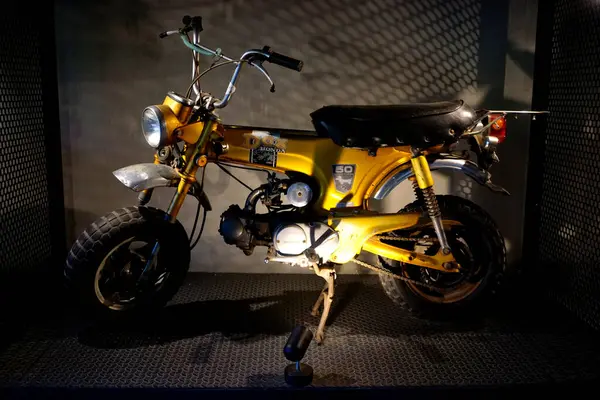 Rayong, Tayland - 17 APR: 17 Nisan 2025 'te Rayong, Tayland' da sarı vintage Honda DAX ST 50 mini motosikleti yakın çekim