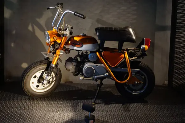 Rayong, Tayland - 17 APR: 17 Nisan 2025 'te Tayland, Rayong' da Honda Monkey marka sarı renkli mini motosikletin yakın plan çekimi