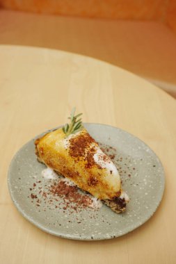 Marshmallow ve çikolatalı kek ahşap masada.